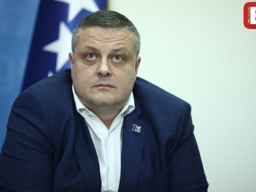 SVE OTKRIVENO PRED KAMERAMA I PRIJAVILI GA POSKOK-u: Vlasnik firme priznao da im je Vojin Mijatović obećao kroz 'javni' poziv dati 1,2 miliona KM (VIDEO)